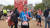 캐나다 교포 나양일씨가 한반도기를 가슴에 달고 런던마라톤을 완주했다. 이번 대회 참가로 그는 세계 6대 마라톤 완주 메달(왼쪽)을 받았다. [런던=김성탁 특파원]