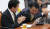 손학규 바른미래당 대표(왼쪽)가 30일 국회에서 열린 기자회견에 참석해 김관영 원내대표(가운데)에게 박수를 쳐주고 있다. 오종택 기자