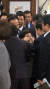문희상 국회의장이 24일 오전 서울 여의도 국회 의장실에서 임이자 자유한국당 의원의 얼굴을 만지는 장면. [뉴스1]