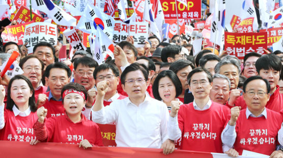 한국당 '천막당사' 승리의 추억···그럼에도 주저하는 '4불가론'