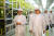 파주에서 열린 탑엔지니어링 기자간담회에서 류도현 탑엔지니어링 대표(왼쪽)와 박원주 특허청장이 LCD 디스펜서 파주 생산공장을 둘러보고 있다. [사진 특허청]
