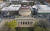 캡틴 아메리카의 방패가 설치된 미국 MIT 공대의 그레이트 돔. [AP=연합뉴스]