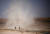  모로코 메르주가 사막에서 &#39;2019 가민 티탄 사막 산악자전거&#39; 대회가 28일(현지시간) 개막했다. 출전 선수들이 사막의 모래 바람을 뚫고 달리고 있다. [AFP=연합뉴스]