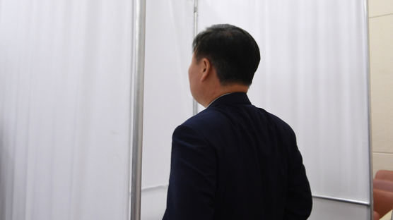 투표소 들어가 10분 버티기···한국당 기상천외 '표리버스터'