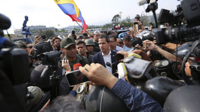 베네수엘라 또 혼돈···마두로, 장갑차로 시위대 깔아뭉개