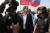 과이도 국회의장이 30일 카라카스에서 열린 시위에 합류하고 있다.[EPA=연합뉴스]
