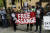 줄리언 어산지에 대한 선고가 내려진 법원 밖에서 그의 석방을 요구하는 집회 참가자들. [AP=연합뉴스]
