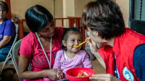 영양실조 아이 둔 과테말라 미혼모가 영양제 거부한 까닭
