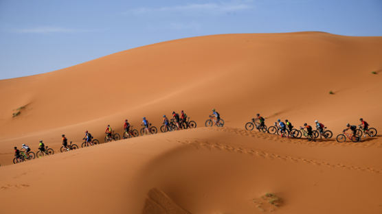 [서소문사진관]’잘못하면 코스이탈’ 640㎞ 허허벌판 사막 달리는 자전거 대회 열려