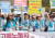 재택위탁집배원들이 23일 서울 서초구 대법원 앞에서 근로자지위확인 소송 대법원 판결 기자회견에서 승소 소식에 환호하고 있다.[중앙포토]