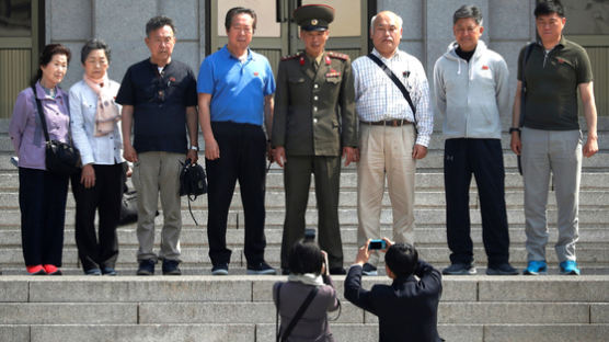 [서소문사진관]판문각 북한군, 관광객과 함께 '찰칵'