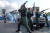 시위대에 합류한 군인들이 30일 베네수엘라 카라카스에서 정부군을 향해 위협사격을 하고 있다.[AFP=연합뉴스] 