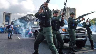 [서소문사진관] 베네수엘라 반군, 정부군에 총쏘며 시위대 보호해 