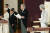 아키히토 일왕(오른쪽에서 둘째)이 30일 오후 5시쯤 왕궁인 고쿄의 마쓰노마에서 퇴위 발언을 하고 있다. 이날 퇴위식에는 왕족과 궁내청 관계자, 정부 요인 등 294명이 참석했다. [AP=연합뉴스]  