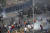 30일 반정부 시위대와 정부군(위)이 카라카스 공군기지 인근에서 충돌하고 있다.[로이터=연합뉴스]