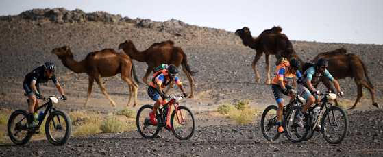  모로코 메르주가 사막에서 &#39;2019 가민 티탄 사막 산악자전거&#39; 대회가 28일(현지시간) 개막했다. [AFP=연합뉴스] 