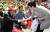 무소속 이언주 의원(오른쪽)이 2일 오후 서울 용산구 서울역광장에서 열린 &#39;4대강 보 해체 저지 투쟁 제1차 범국민대회&#39;에 참석하며 자유한국당 김무성 의원과 인사를 나누고 있다. [뉴시스]