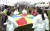 지난해 서울 광화문광장에서 열린 행사에서 유생복장을 한 어린이들이 협동제기놀이를 하고 있다. 임현동 기자