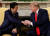 미국 백악관에서 악수하는 도널드 트럼프 미국 대통령(오른쪽)과 아베 신조 일본 총리. [로이터=연합뉴스]
