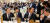 캄보디아를 국빈 방문 중인 문재인 대통령(왼쪽)과 훈센 캄보디아 총리가 15일 캄보디아 총리 집무실인 프놈펜 평화궁에서 열린 한-캄보디아 비즈니스 포럼 오찬에서 캄보디아 이주 여성이자 프로당구 챔피언인 스롱 피아비와 이야기를 나누고 있다. [청와대사진기자단]