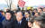 반기문 전 유엔 사무총장이 대선에 뛰어든 2017년 1월 경남 김해 봉하마을을 방문해 고 노무현 전 대통령의 묘소를 참배하기 위해 이동하고 있다. [중앙포토]