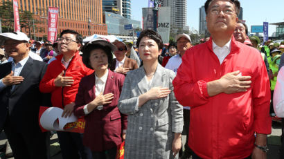 바른미래 탈당 이언주, 한국당 의원들 사이에서 등장