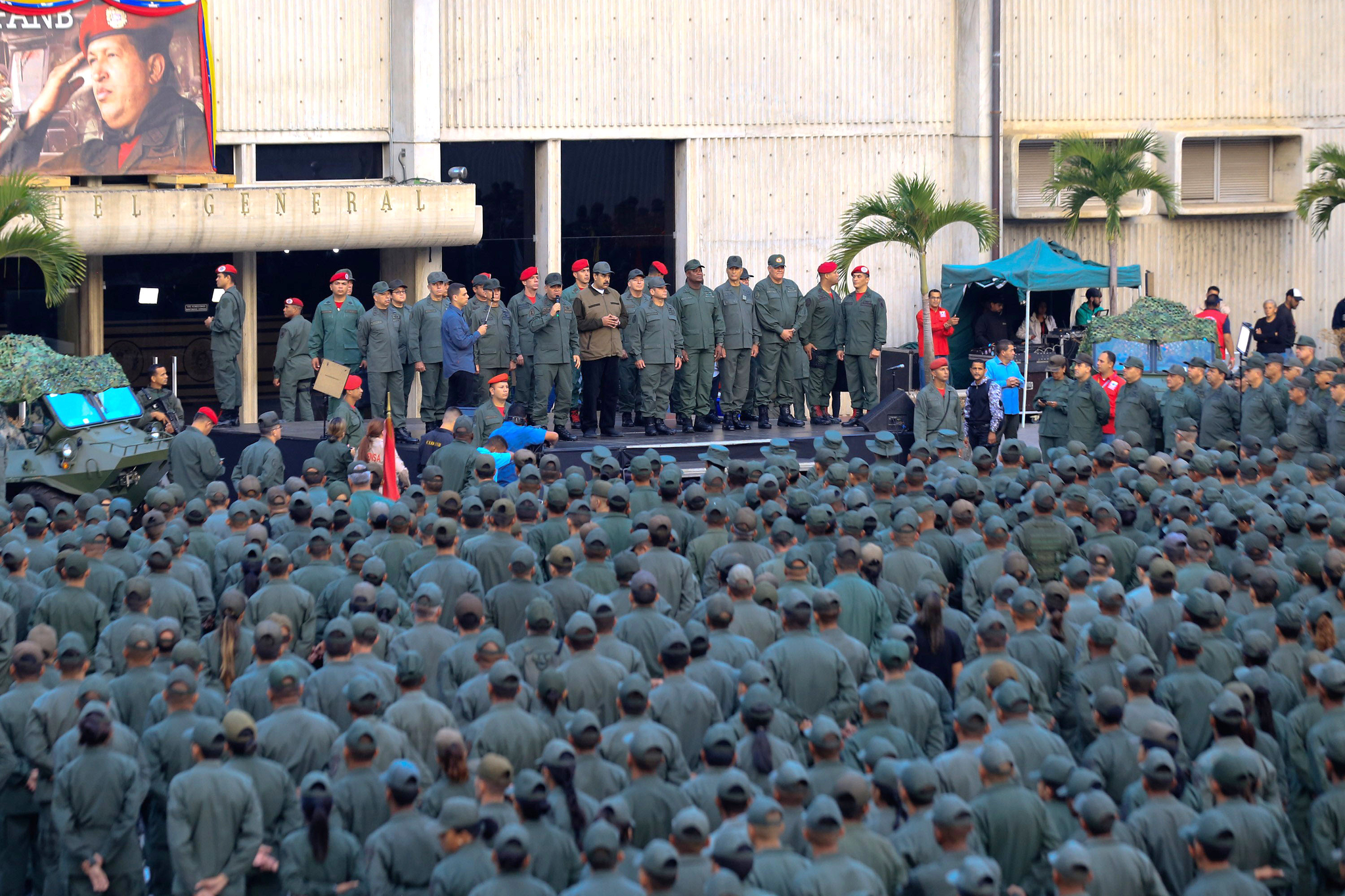마두로 대통령이 서 있는 연단 옆으로 위장막에 가려진 장갑차와 중무장 군인들이 보인다.[EPA=연합뉴스]