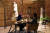 에어비앤비 이벤트에 당첨된 다니엘라와 아담이 지난달 30일(현지시간) 프랑스 파리 루브르박물관 ‘밀로의 비너스’ 조각상 앞에서 저녁식사를 즐기 고 있다. [로이터=연합뉴스]