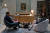에어비앤비 이벤트에 당첨된 다니엘라와 아담이 지난달 30일(현지시간) 프랑스 파리 루브르 박물관 ‘모나리자’ 앞에서 식전주를 마시고 있다. [로이터=연합뉴스]
