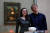 에어비앤비 이벤트에 당첨된 다니엘라와 아담이 지난달 30일(현지시간) 프랑스 파리 루브르 박물관 ‘모나리자’ 앞에서 밝은 표정을 짓고 있다. [로이터=연합뉴스]