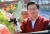 장외 투쟁에 본격 돌입한 황교안 자유한국당 대표가 3일 오후 전북 전주시 전주역 광장에서 &#39;문재인 STOP! 전주 시민이 심판합니다&#39; 규탄 대회 전 꽃다발을 받고 미소를 짓고 있다.[뉴스1]