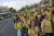 마하 와찌랄롱꼰(라마 10세) 태국 국왕 대관식 이틀째인 5일 오전 국왕의 가마행렬을 보려는 태국 국민들이 왕궁으로 향하고 있다. [AP=연합뉴스]