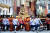 4일 대관식을 마친 마하 와찌랄롱꼰(라마 10세) 태국 국왕이 가마를 타고 에메랄드 부처 사원으로 향하고 있다. 국왕은 이 방문에서 자신이 불교의 수호자임을 선언한다. [REUTERS=연합뉴스]
