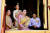 태국 국왕의 새 왕비인 수티다 왕비(가운데)가 4일 왕국에서 열린 마하 와찌랄롱꼰(라마 10세) 태국 국왕 대관식에 공주, 왕자들과 참석해 있다. [REUTERS=연합뉴스]
