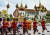 마하 와찌랄롱꼰(라마 10세) 태국 국왕이 4일 대관식 후 왕실가마를 타고 이동하고 있다. [AFP=연합뉴스]