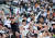 어린이날인 5일 오후 서울 송파구 잠실야구장에서 열린 프로야구 LG 트윈스와 두산 베어스의 경기에서 꼬마 야구팬들이 열띤 응원전을 펼치고 있다. [뉴스1]