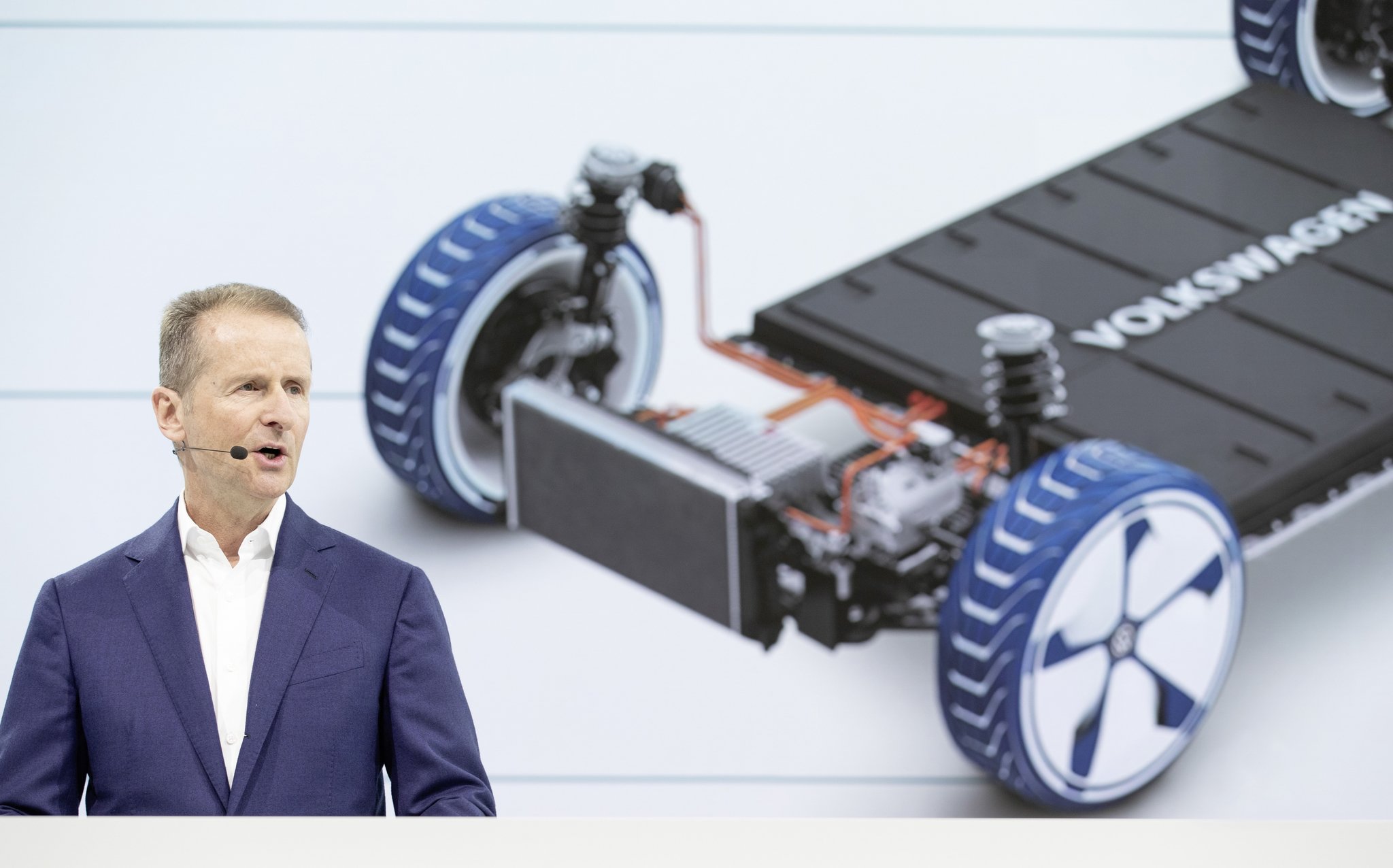 지난해 9월 헤르베르트 디스 폴크스바겐그룹 회장이 전기차 전략을 설명하고 있다. 뒤에 보이는 것이 폴크스바겐의 전기차 전용 플랫폼 &#39;MEB&#39;. [사진 폴크스바겐]