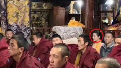 판빙빙, 티베트 사원서 포착…"화장기 없는 얼굴로 기도"