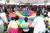 훈장 선생님과 시민들이 오색 천막을 나눠 들고 협동 제기차기를 즐기고 있다. 우상조 기자