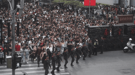 중국 노동절 연휴 인파…식당 대기자 6300명, 자정 넘어 “자리 났어요”