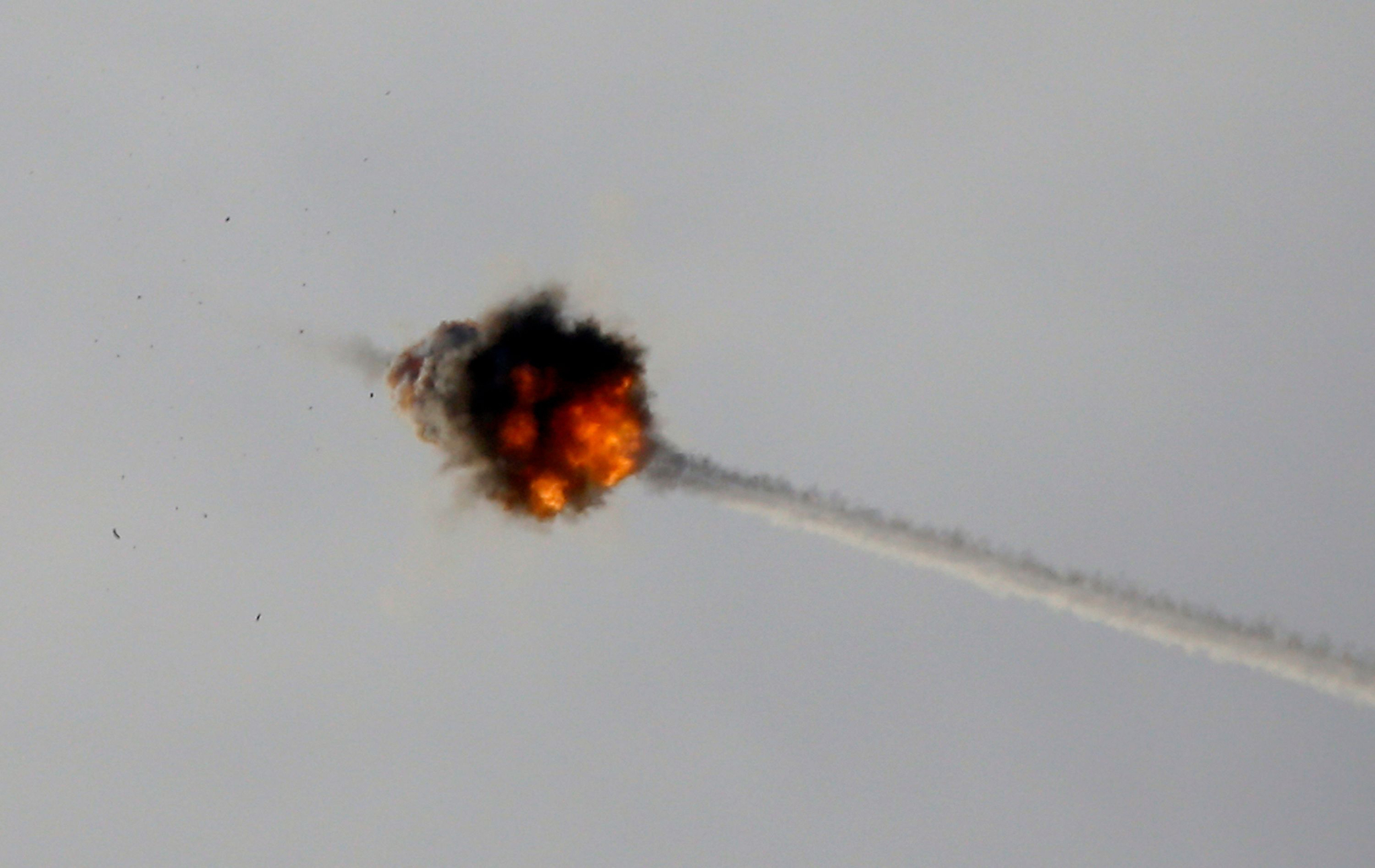 5일(현지시간) 아이언 돔이 가자지구에서 날아오는 로켓포를 요격하고 있다. [AFP=연합뉴스]
