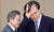 조국(오른쪽) 청와대 민정수석 뒤로 문재인 대통령이 지나가고 있다. [연합뉴스]