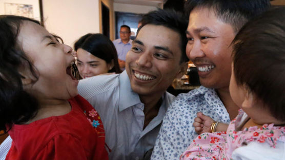 [서소문사진관]‘로힝야 학살’ 취재기자들, 미얀마 대통령 사면으로 전격 석방
