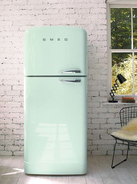 주방 분위기를 화사하게 하는 파스텔그린 컬러의 스메그 냉장고