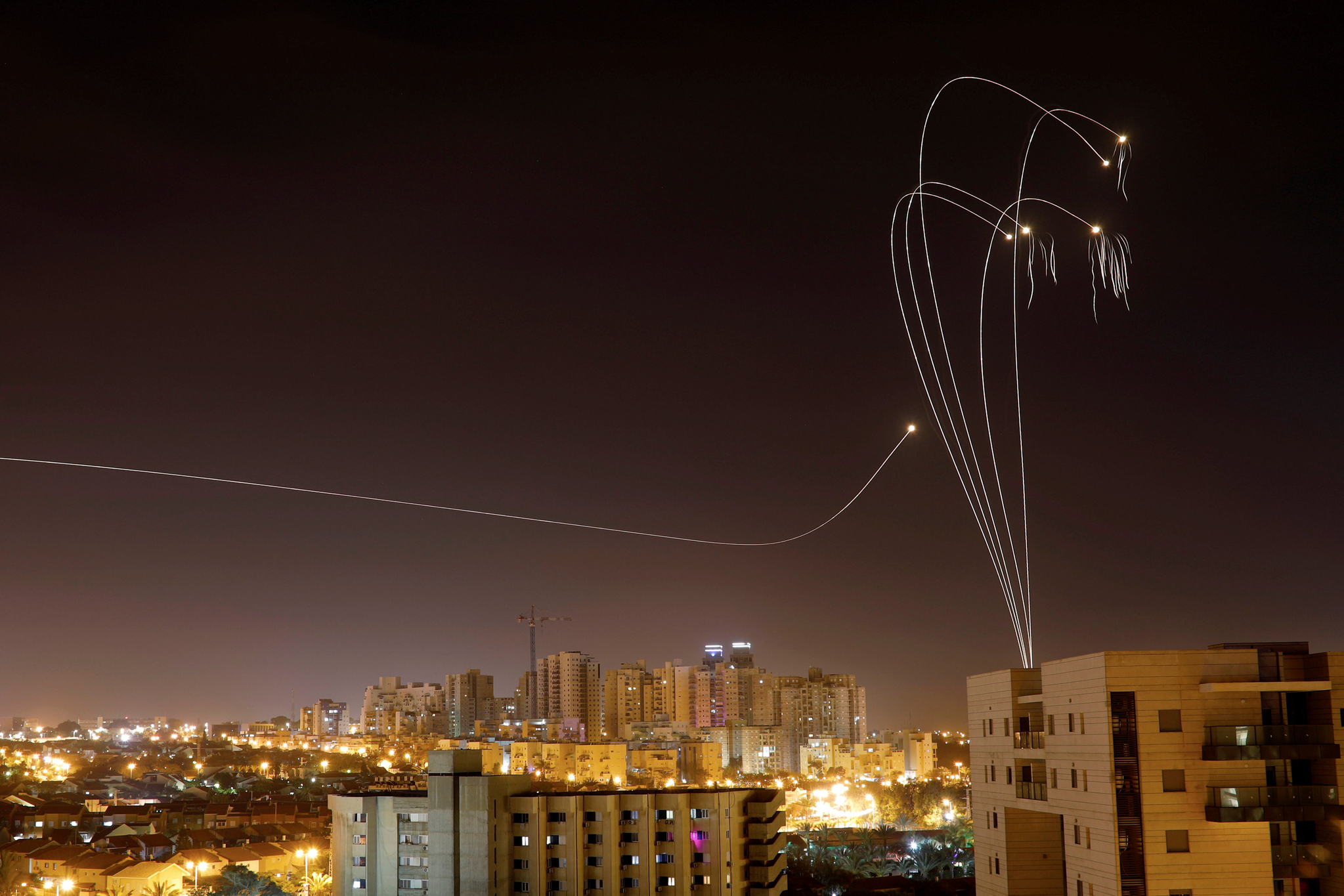 5일(현지시간) 이스라엘 아슈켈톤에서 아이언 돔이 가자지구에서 이스라엘 쪽으로 발사 된 로켓포를 요격하고 있다. [로이터=연합뉴스]