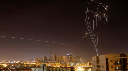 [서소문사진관] 이스라엘 아이언 돔 뚫은 팔레스타인 하마스 로켓포 