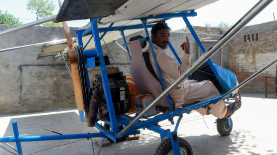[서소문사진관]절단기 모터·포댓자루 날개로 자작 비행기 만든 파키스탄 팝콘 장수