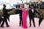 세번째 의상인 핫핑크 슬립 드레스를 선보이고 있는 레이디 가가. [사진 연합=AFP]