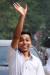초 소에 우 기자가 마중나온 사람들에게 손을 흔들어 보이고 있다. [AFP=연합뉴스]