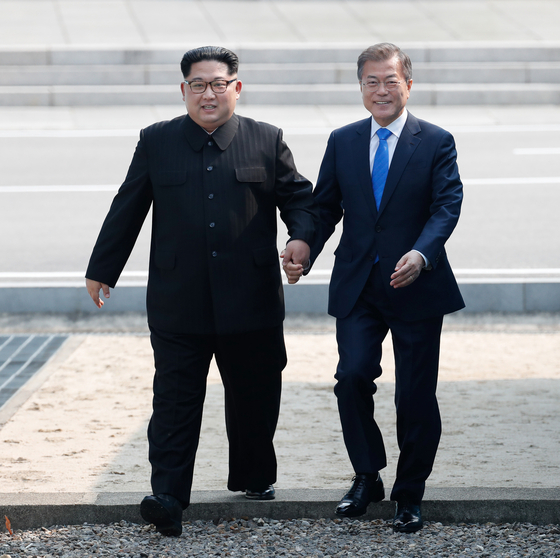 2018 남북정상회담이열린 지난해 4월 27일 오전 문재인 대통령과 김정은 북한 국무위원장이 함께 군사분계선(MDL)을 넘어오고 있다. [중앙포토]